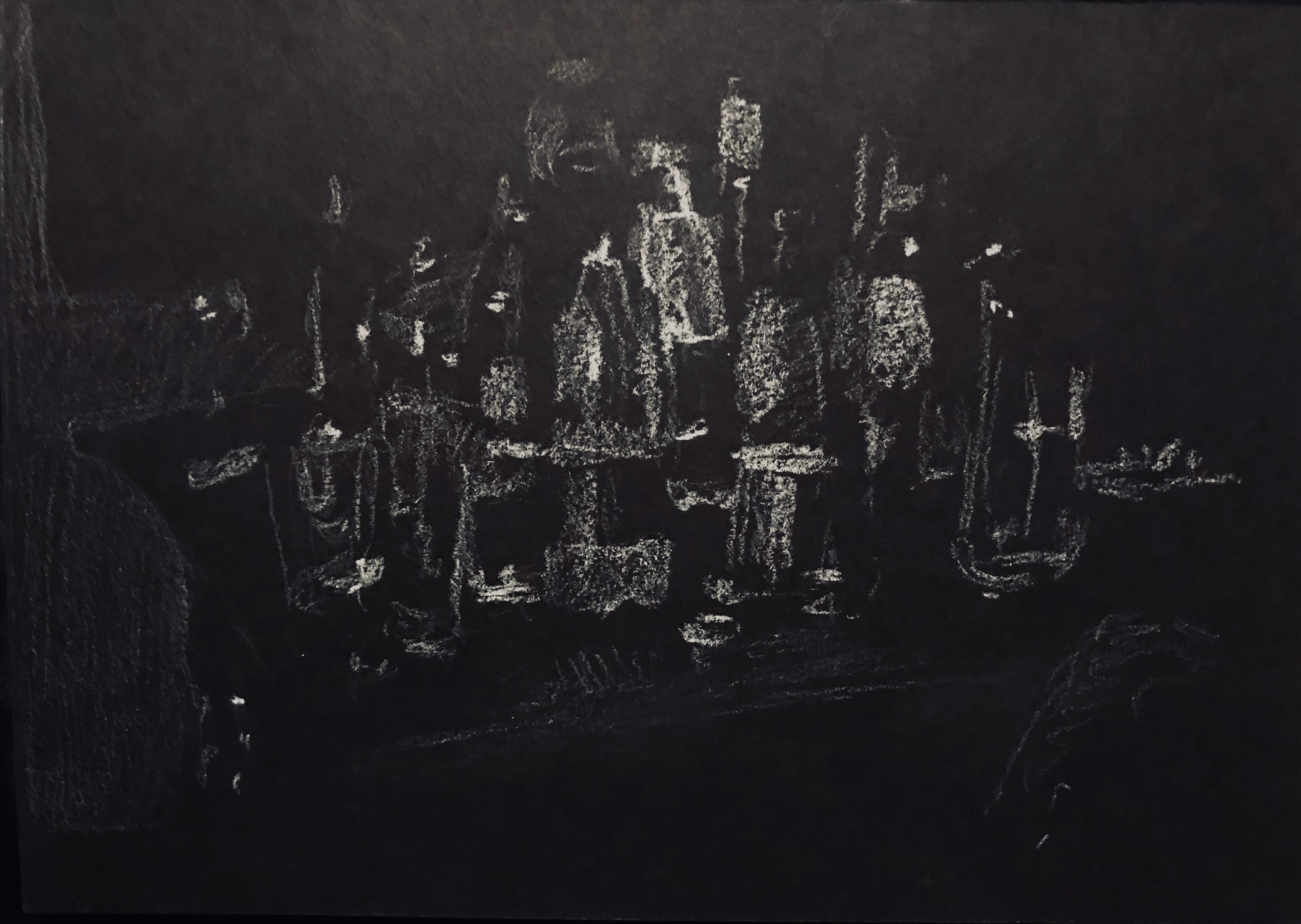 puste szkło na stole w nocy